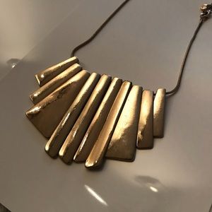 GOLD PENDANT NECKLACE